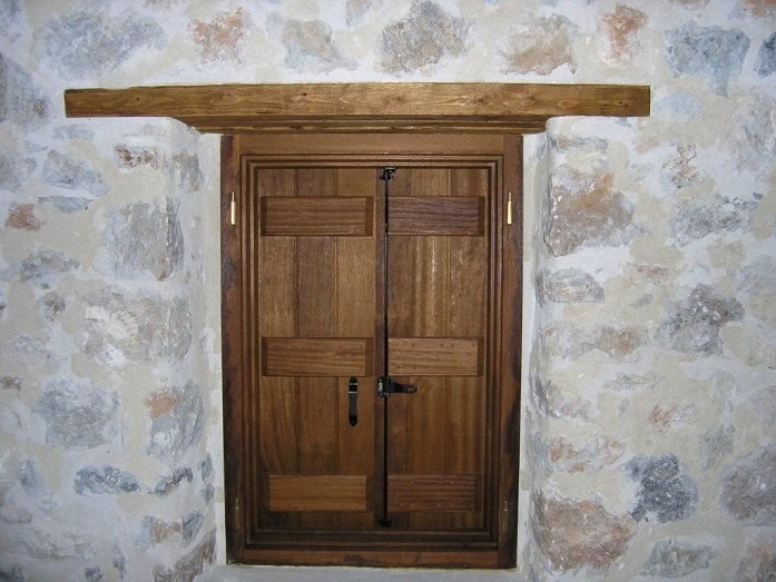 wooden_window.jpg